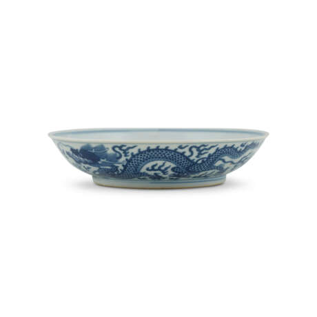 A BLUE AND WHITE `DRAGON’ DISH - photo 3
