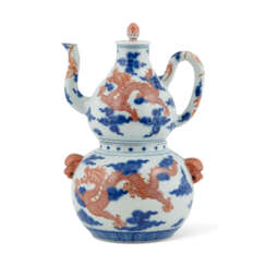 AN IRON-RED DECORATED BLUE AND WHITE ‘DRAGON’ WARMING EWER AND COVER