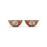 A PAIR OF FAMILLE ROSE-DECORATED 'FAUX BOIS' BOWLS - photo 1