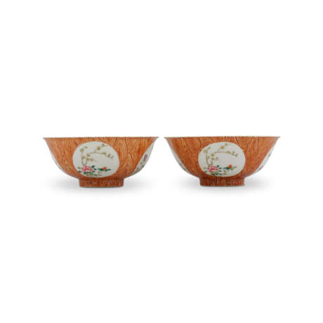 A PAIR OF FAMILLE ROSE-DECORATED 'FAUX BOIS' BOWLS - фото 2