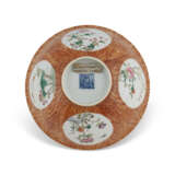 A PAIR OF FAMILLE ROSE-DECORATED 'FAUX BOIS' BOWLS - Foto 3