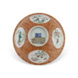 A PAIR OF FAMILLE ROSE-DECORATED 'FAUX BOIS' BOWLS - Foto 4
