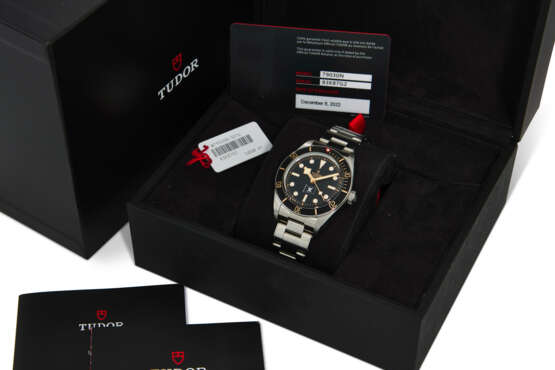 TUDOR, REF. 79030N, BLACK BAY FIFTY-EIGHT “PIRATE” EDITION FOR APPLE, A VERY RARE LIMITED EDITION STEEL WRISTWATCH, NUMBERED 27 OF 82 EXAMPLES - фото 4