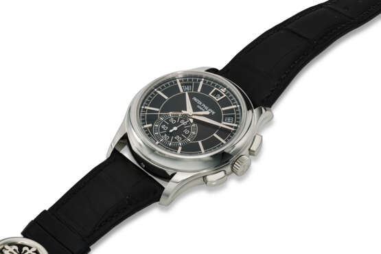 PATEK PHILIPPE, REF. 5905P-010, A FINE PLATINUM ANNUAL CALENDAR FLYBACK CHRONOGRAPH WRISTWATCH WITH DAY/NIGHT INDICATOR AND BLACK DIAL - photo 2