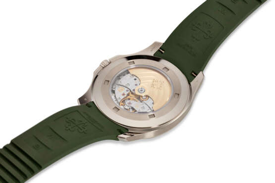PATEK PHILIPPE, REF. 5168G-010, AQUANAUT, A FINE 18K WHITE GOLD CUSHION-SHAPED WRISTWATCH WITH DATE AND “KHAKI GREEN” DIAL - photo 3