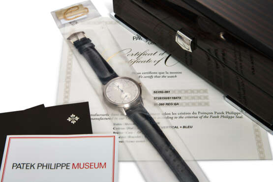 PATEK PHILIPPE, REF. 5235G-001, AN 18K WHITE GOLD ANNUAL CALENDAR WRISTWATCH WITH REGULATOR DIAL, FACTORY SEALED - Foto 4