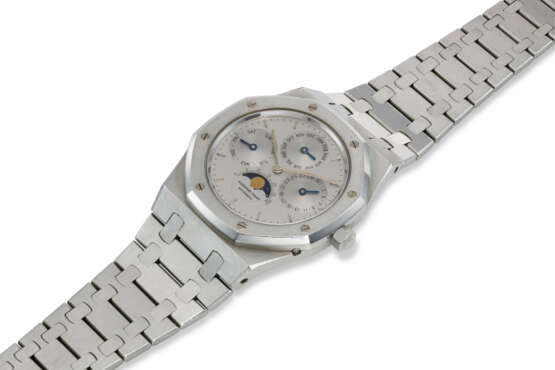 AUDEMARS PIGUET, REF. 5554ST, ROYAL OAK QUANTIEME PERPETUAL, AN EXTREMELY EARLY, EXCEEDINGLY RARE, AND HISTORICALLY IMPORTANT STEEL PERPETUAL CALENDAR BRACELET WATCH WITH MOON PHASES - фото 2