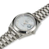 ROLEX, REF. 218206, DAY-DATE II, A PLATINUM WRISTWATCH WITH ITALIAN DAY AND DATE - Foto 2