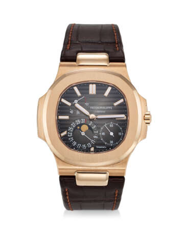 PATEK PHILIPPE, REF. 5712R-001 SIGNED AND RETAILED BY TIFFANY & CO., NAUTILUS, A RARE 18K ROSE GOLD WRISTWATCH WITH POWER RESERVE, MOON PHASES, AND DATE - Foto 1