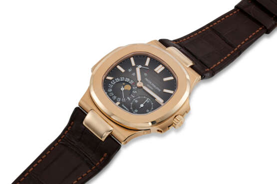 PATEK PHILIPPE, REF. 5712R-001 SIGNED AND RETAILED BY TIFFANY & CO., NAUTILUS, A RARE 18K ROSE GOLD WRISTWATCH WITH POWER RESERVE, MOON PHASES, AND DATE - photo 2