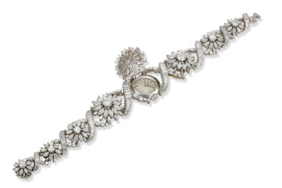 PATEK PHILIPPE, REF. 3215/39, AN EXTREMELY RARE AND IMPRESSIVE PLATINUM AND DIAMOND-SET BRACELET WATCH WITH HINGED COVER, THE ONLY KNOWN EXAMPLE - photo 6