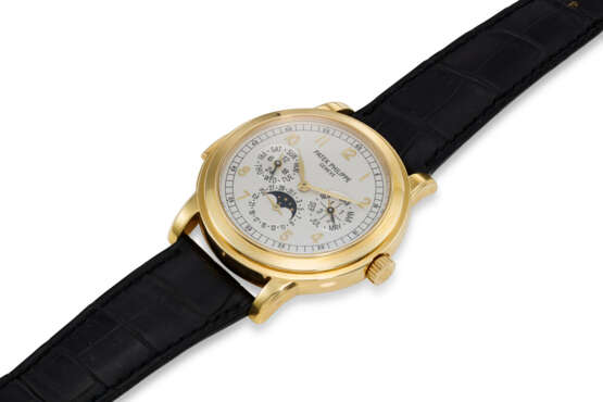 PATEK PHILIPPE, REF. 5074J-001 “CATHEDRAL,” AN EXCEPTIONALLY RARE AND IMPRESSIVE 18K YELLOW GOLD PERPETUAL CALENDAR MINUTE REPEATING WRISTWATCH WITH MOON PHASES AND 24-HOUR INDICATOR - Foto 2