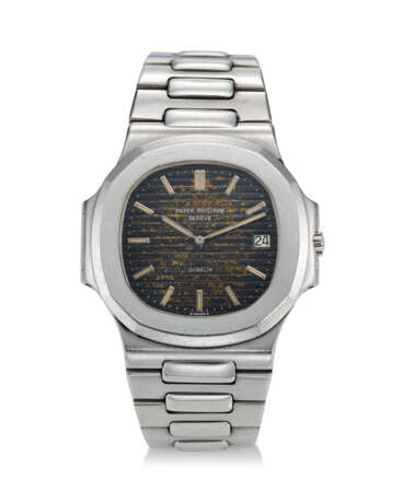 PATEK PHILIPPE, REF. 3700/1, NAUTILUS, A HIGHLY ATTRACTIVE STEEL BRACELET WATCH WITH DATE AND “TROPICAL” DIAL, RETAILED BY G&#220;BELIN - Foto 1