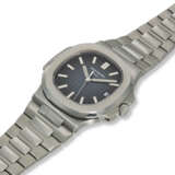 PATEK PHILIPPE, REF. 5711/1A-001, NAUTILUS, A STEEL BRACELET WATCH WITH DATE - photo 2