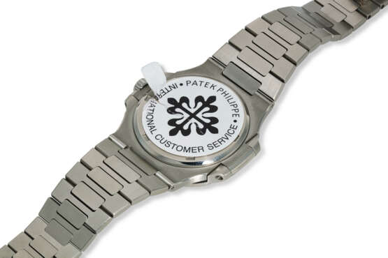 PATEK PHILIPPE, REF. 5711/1A-001, NAUTILUS, A STEEL BRACELET WATCH WITH DATE - photo 3