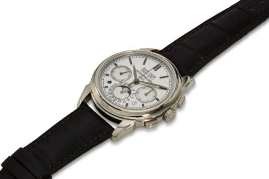 PATEK PHILIPPE, REF. 5270G-001, A FINE 18K WHITE GOLD PERPETUAL CALENDAR CHRONOGRAPH WRISTWATCH WITH MOON PHASES, LEAP YEAR, AND DAY/NIGHT INDICATOR - Foto 2