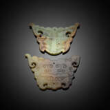 Zwei Jadeschnitzereien von 'Taotie'-Masken - photo 1