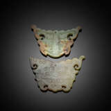 Zwei Jadeschnitzereien von 'Taotie'-Masken - Foto 2