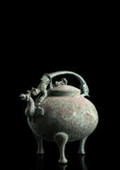 Dreibeiniger Wasserspender 'He' aus Bronze