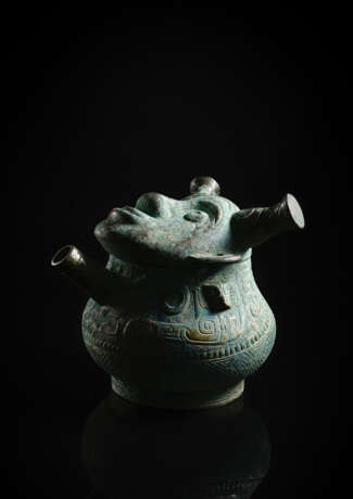 Archaischer ritueller Wasserspender 'He' aus Bronze mit Deckel in Form eines gehörnten Gesichts - photo 1