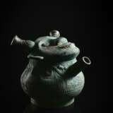 Archaischer ritueller Wasserspender 'He' aus Bronze mit Deckel in Form eines gehörnten Gesichts - фото 2