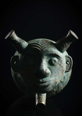 Archaischer ritueller Wasserspender 'He' aus Bronze mit Deckel in Form eines gehörnten Gesichts - photo 3
