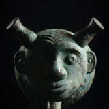 Archaischer ritueller Wasserspender 'He' aus Bronze mit Deckel in Form eines gehörnten Gesichts - фото 3