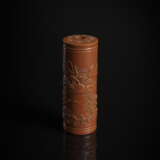 Karamellfarben glasierte und relieffierte zylindrische Vase für Räucherwerk mit umlaufendem Dekor einer Seelandschaft - photo 1
