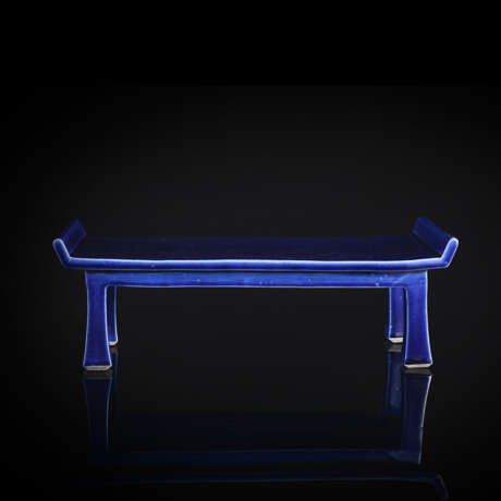 Feines Modell eines Altartisches aus Porzellan mit leuchtend blauer Glasur - photo 1