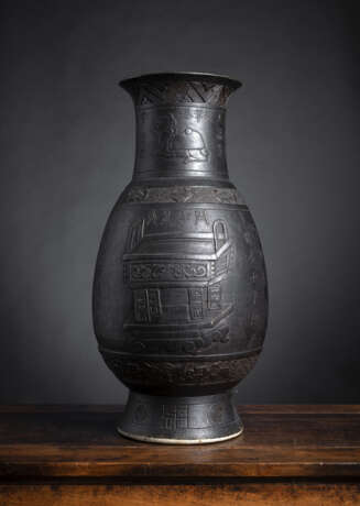 Vase mit schwarzer Glasur aus Porzellan mit Bronzen und Aufschriften, Bronze imitierend - Foto 1