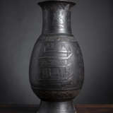 Vase mit schwarzer Glasur aus Porzellan mit Bronzen und Aufschriften, Bronze imitierend - Foto 1