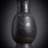 Vase mit schwarzer Glasur aus Porzellan mit Bronzen und Aufschriften, Bronze imitierend - Foto 2