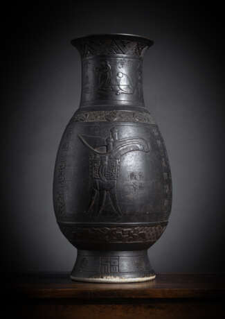 Vase mit schwarzer Glasur aus Porzellan mit Bronzen und Aufschriften, Bronze imitierend - Foto 2