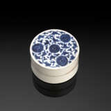 Zylindrische Deckeldose für Siegellack aus Porzellan mit unterglasurblauem Dekor von Chrysanthemen - photo 1