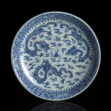 Unterglasurblau dekorierte Rundplatte mit Drachendekor aus Porzellan - Foto 1