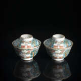 Paar fein polychrom bemalte Porzellan-Deckelschalen mit Darstellung der berühmten "Akademie zur Weißen-Hirsch-Grotte" (Bai Lu Gu Dong) - фото 1