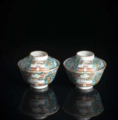 Paar fein polychrom bemalte Porzellan-Deckelschalen mit Darstellung der berühmten "Akademie zur Weißen-Hirsch-Grotte" (Bai Lu Gu Dong)