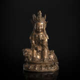 Figur aus Bronze vermutlich Guanyin auf einem Löwen sitzend - фото 1