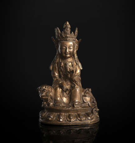 Figur aus Bronze vermutlich Guanyin auf einem Löwen sitzend - photo 1