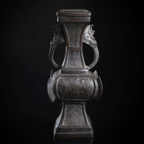 Schwere vierseitige Vase aus Bronze im archaischen Stil mit seitlichen Handhaben - photo 1