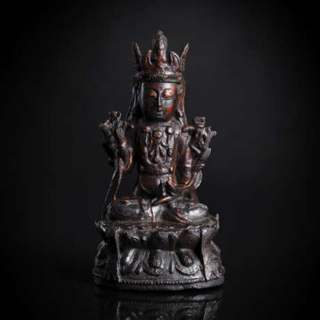 Bronze des Manjushri auf einem Lotus mit Resten von Lackvergoldung - Foto 1