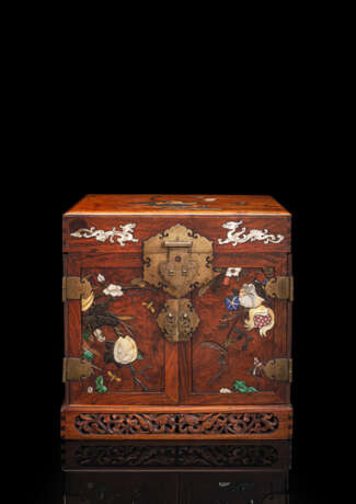 Feines Huanghuali-Kabinett mit Einlagen von Lotus, Blüten und Drachen - photo 1