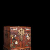 Feines Huanghuali-Kabinett mit Einlagen von Lotus, Blüten und Drachen - Foto 2