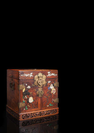 Feines Huanghuali-Kabinett mit Einlagen von Lotus, Blüten und Drachen - Foto 2