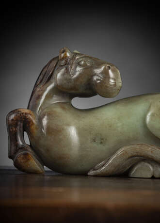 Feines liegendes Pferd aus seladonfarbener Jade - Foto 3