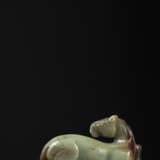 Feines liegendes Pferd aus seladonfarbener Jade - фото 6