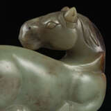 Feines liegendes Pferd aus seladonfarbener Jade - Foto 8