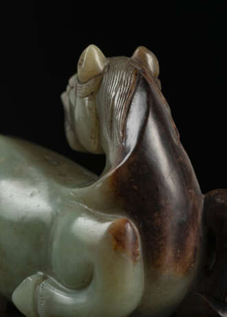 Feines liegendes Pferd aus seladonfarbener Jade - Foto 9
