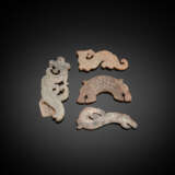 Gruppe von vier Jadeschnitzereien in Drachenform im archaischen Stil - Foto 2