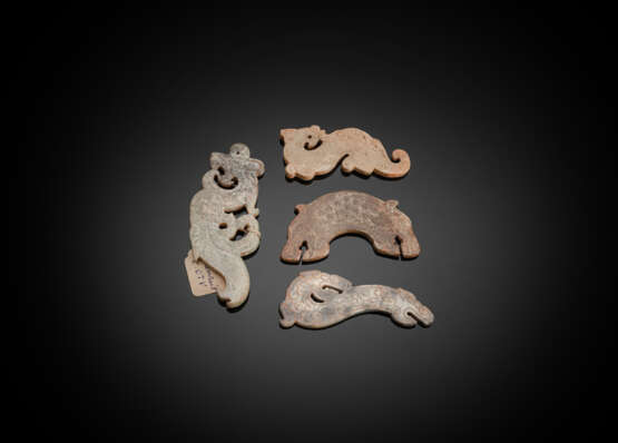 Gruppe von vier Jadeschnitzereien in Drachenform im archaischen Stil - Foto 2